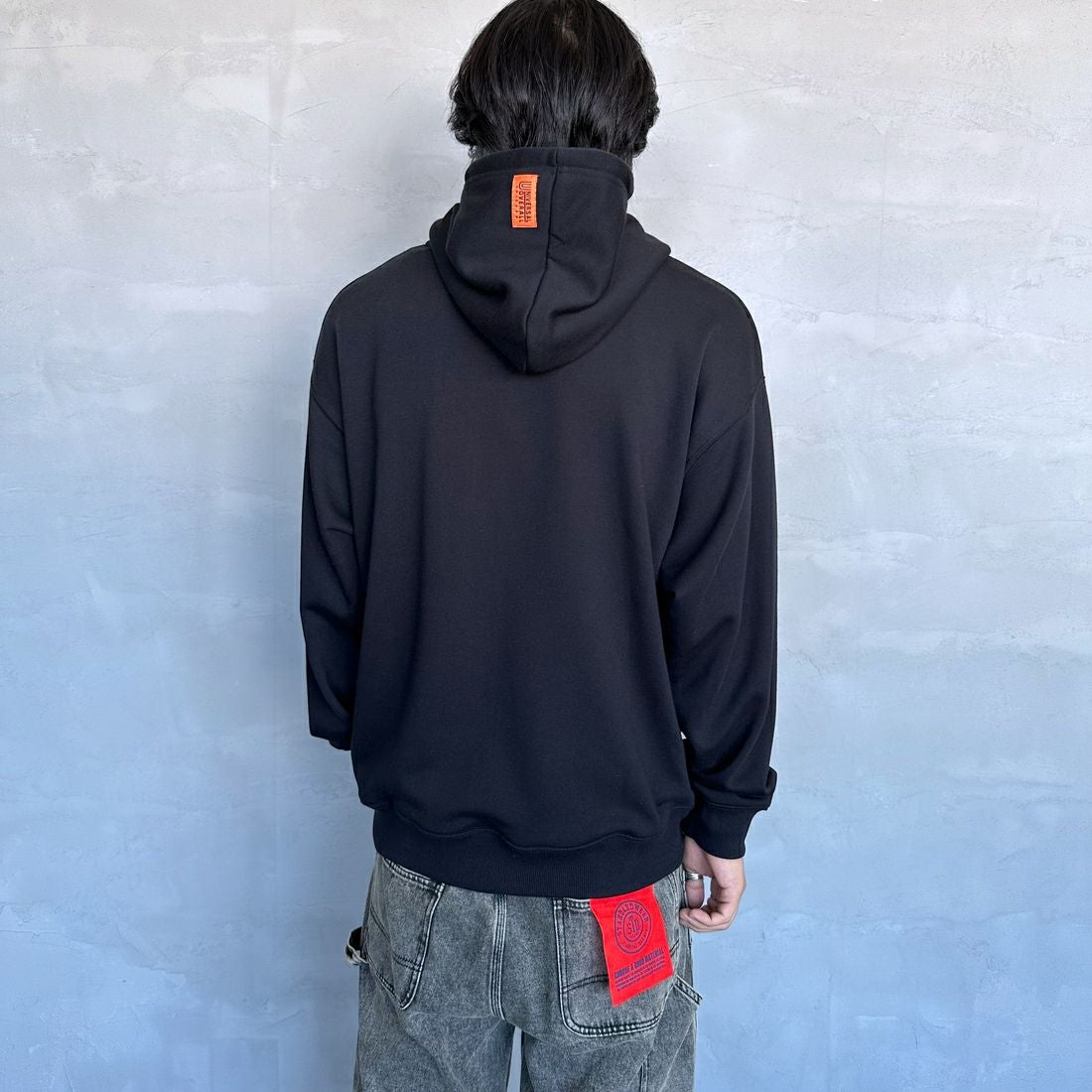 UNIVERSAL OVERALL [ユニバーサルオーバーオール] 別注 ワンポイントロゴ刺繍 スウェットパーカー [U2431230IN-JF] BLACK &&モデル身長：179cm 着用サイズ：L&&