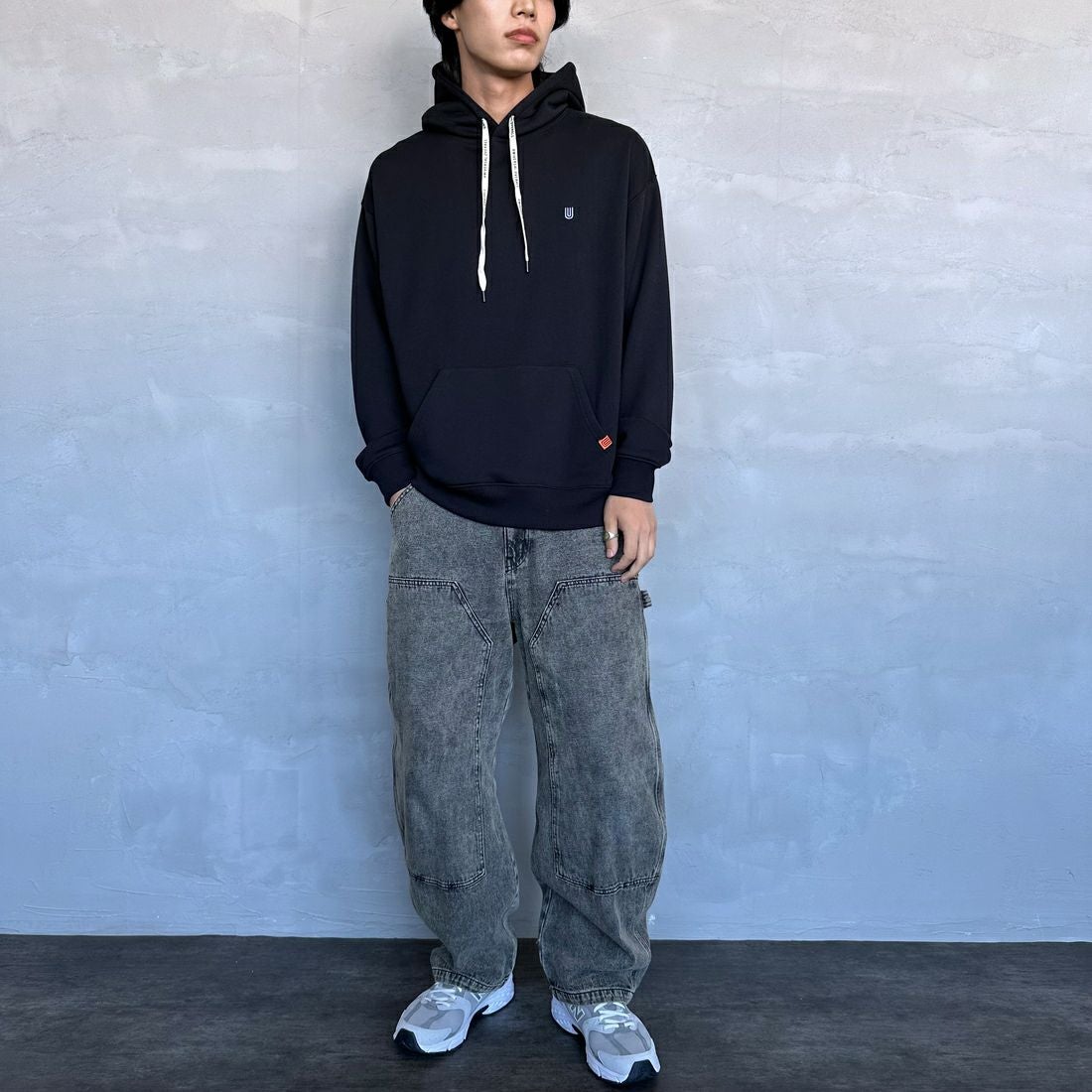UNIVERSAL OVERALL [ユニバーサルオーバーオール] 別注 ワンポイントロゴ刺繍 スウェットパーカー [U2431230IN-JF] BLACK &&モデル身長：179cm 着用サイズ：L&&