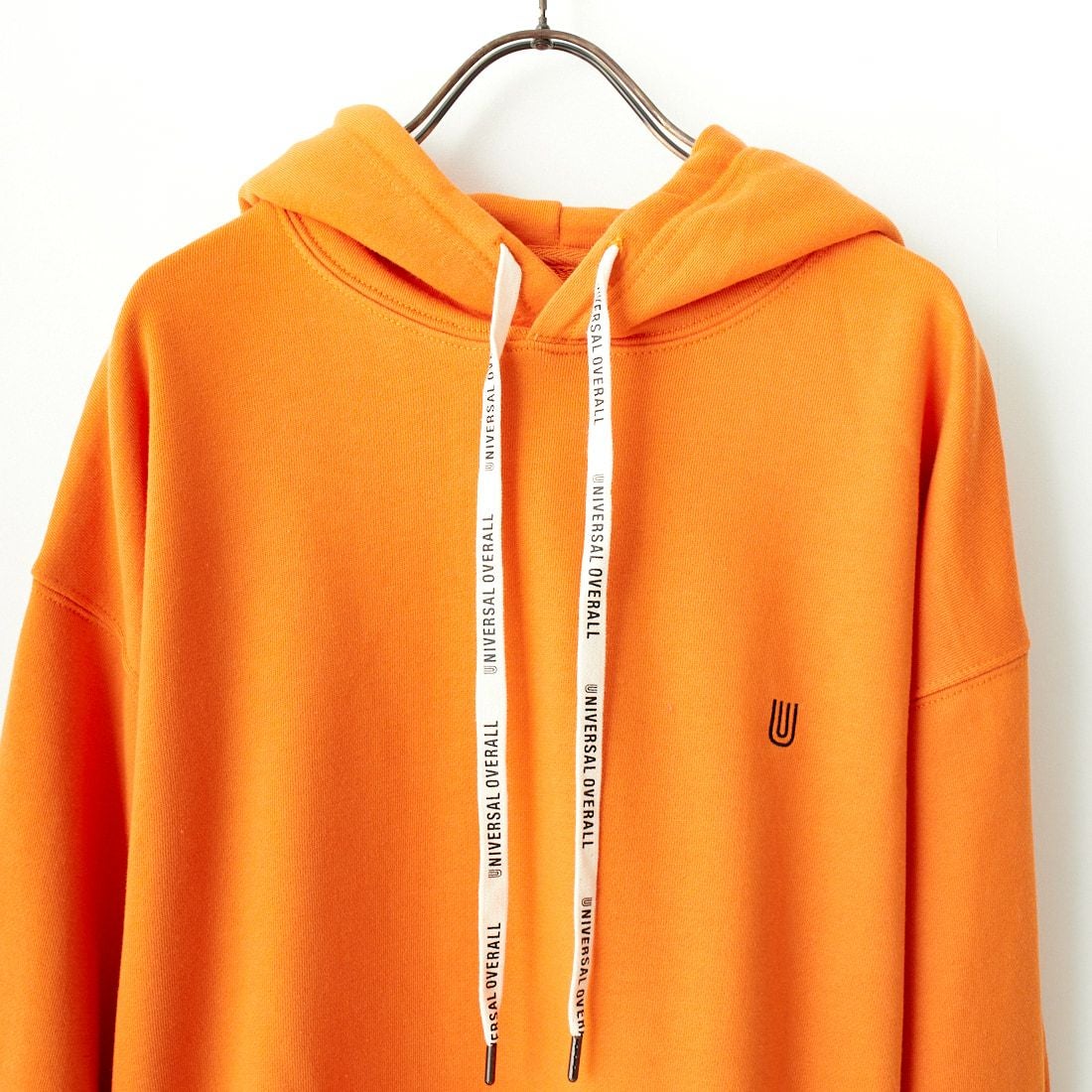 UNIVERSAL OVERALL [ユニバーサルオーバーオール] 別注 ワンポイントロゴ刺繍 スウェットパーカー [U2431230IN-JF] ORANGE