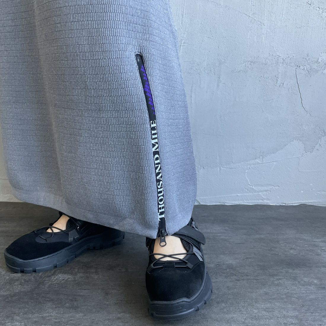 THOUSAND MILE [サウザンド マイル] 別注 ハニカムニットジャンパースカート [TM242PK50352-JF] 15 MD.GRAY &&モデル身長：160cm 着用サイズ：F&&