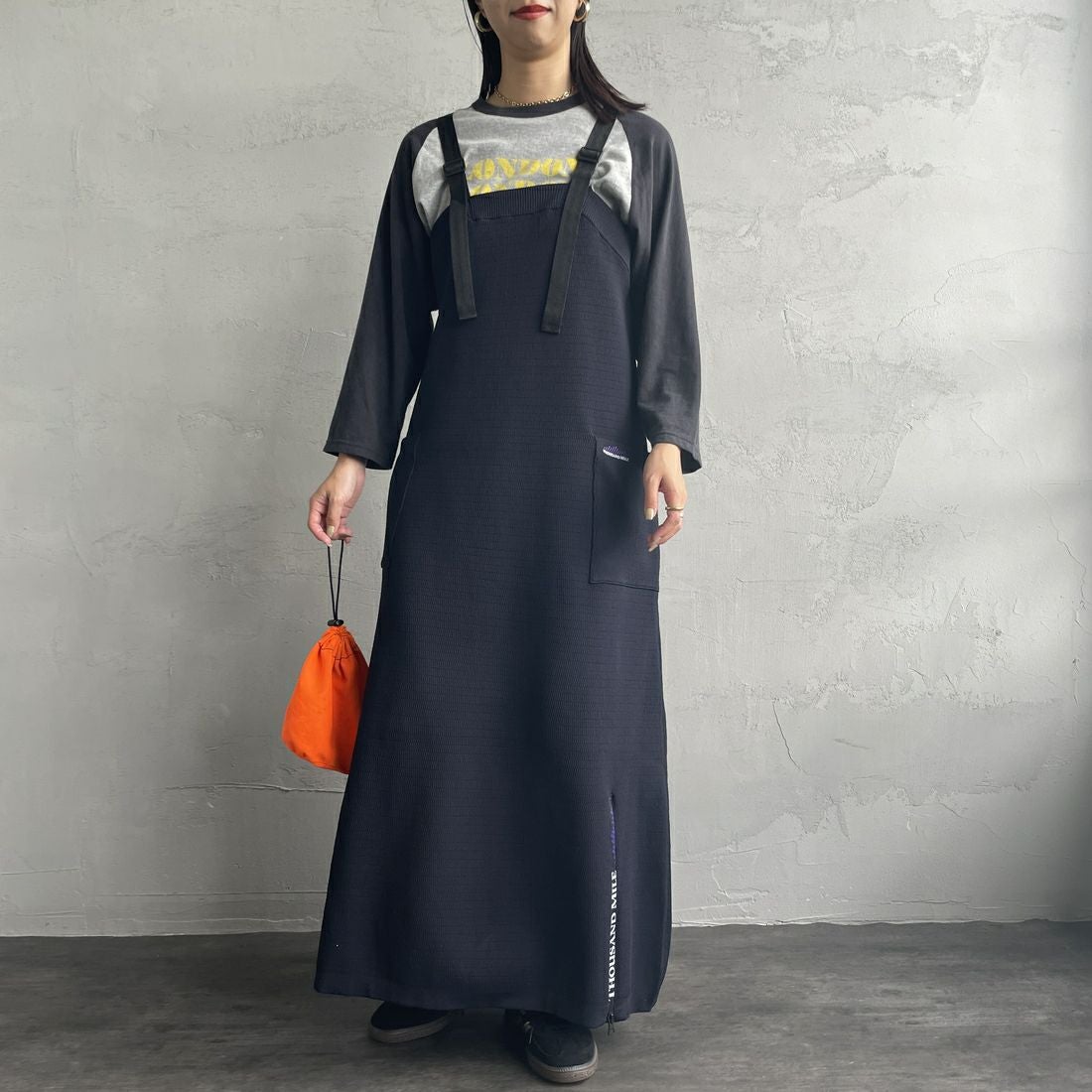 THOUSAND MILE [サウザンド マイル] 別注 ハニカムニットジャンパースカート [TM242PK50352-JF] 79 NAVY &&モデル身長：163cm 着用サイズ：F&&