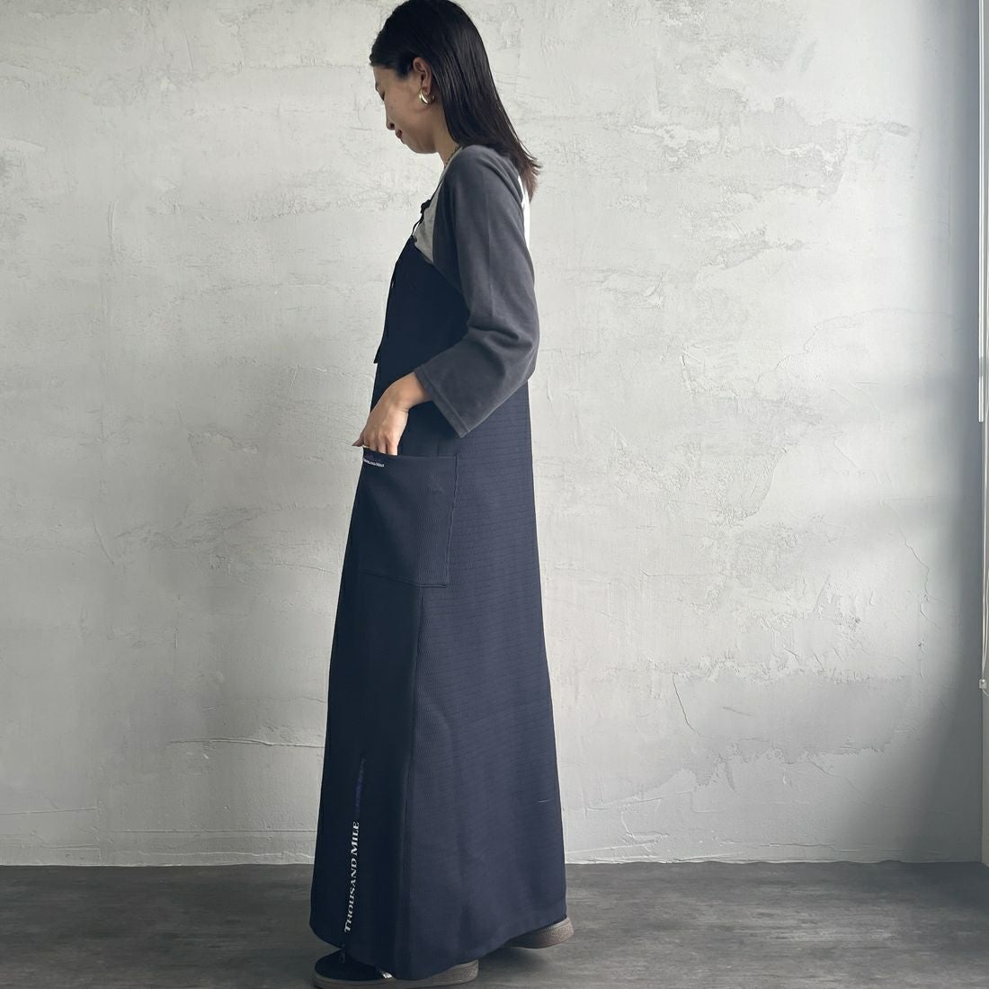 THOUSAND MILE [サウザンド マイル] 別注 ハニカムニットジャンパースカート [TM242PK50352-JF] 79 NAVY &&モデル身長：163cm 着用サイズ：F&&