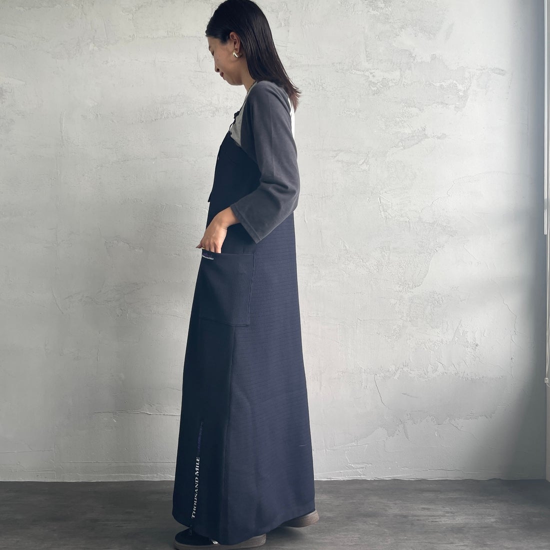 THOUSAND MILE [サウザンド マイル] 別注 ハニカムニットジャンパースカート [TM242PK50352-JF] 79 NAVY &&モデル身長：163cm 着用サイズ：F&&