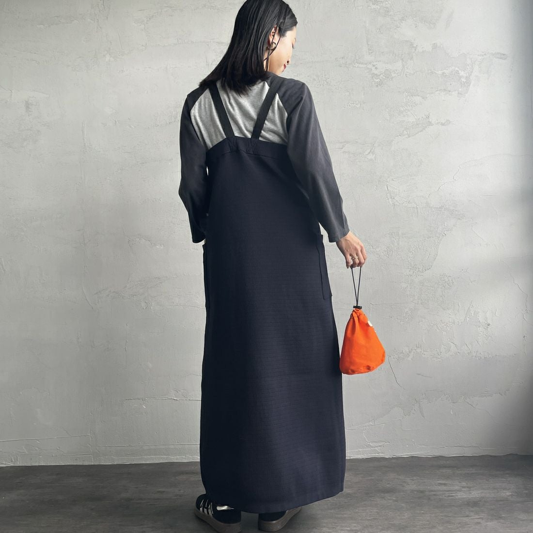 THOUSAND MILE [サウザンド マイル] 別注 ハニカムニットジャンパースカート [TM242PK50352-JF] 79 NAVY &&モデル身長：163cm 着用サイズ：F&&