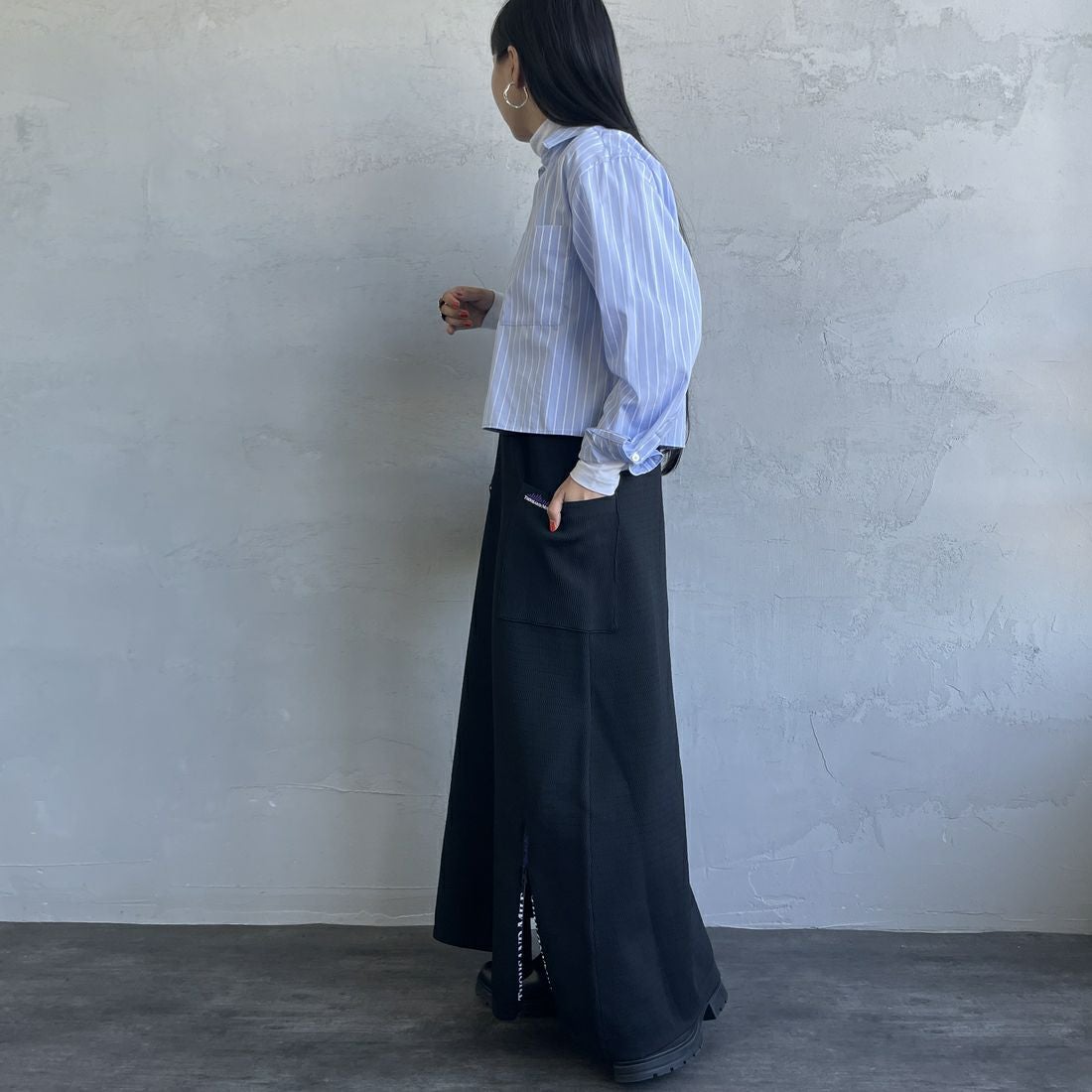 THOUSAND MILE [サウザンド マイル] 別注 ハニカムニットジャンパースカート [TM242PK50352-JF] 09 BLACK &&モデル身長：156cm 着用サイズ：F&&