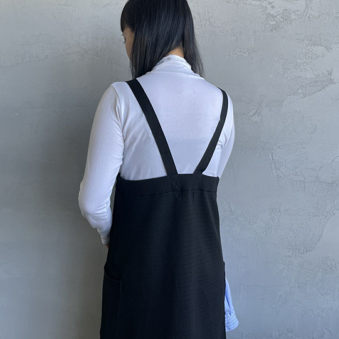 THOUSAND MILE [サウザンド マイル] 別注 ハニカムニットジャンパースカート [TM242PK50352-JF] 09 BLACK &&モデル身長：156cm 着用サイズ：F&&