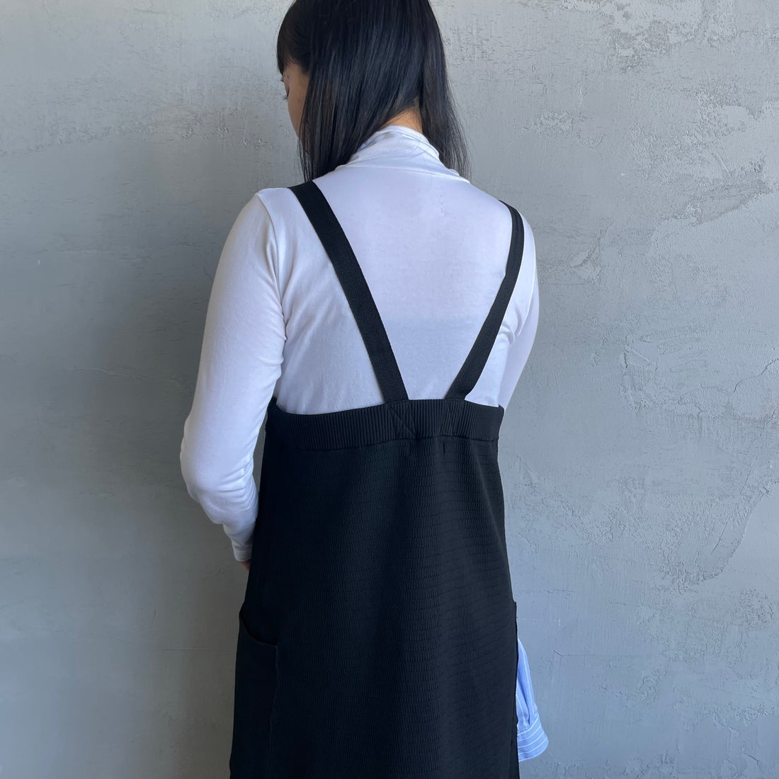 THOUSAND MILE [サウザンド マイル] 別注 ハニカムニットジャンパースカート [TM242PK50352-JF] 09 BLACK &&モデル身長：156cm 着用サイズ：F&&