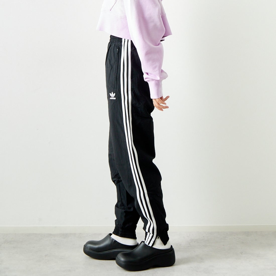 adidas Originals [アディダス オリジナルス] アディカラー ウーブン ファイヤーバードトラックパンツ [JTC69] IT2501 &&モデル身長：160cm 着用サイズ：XS&&
