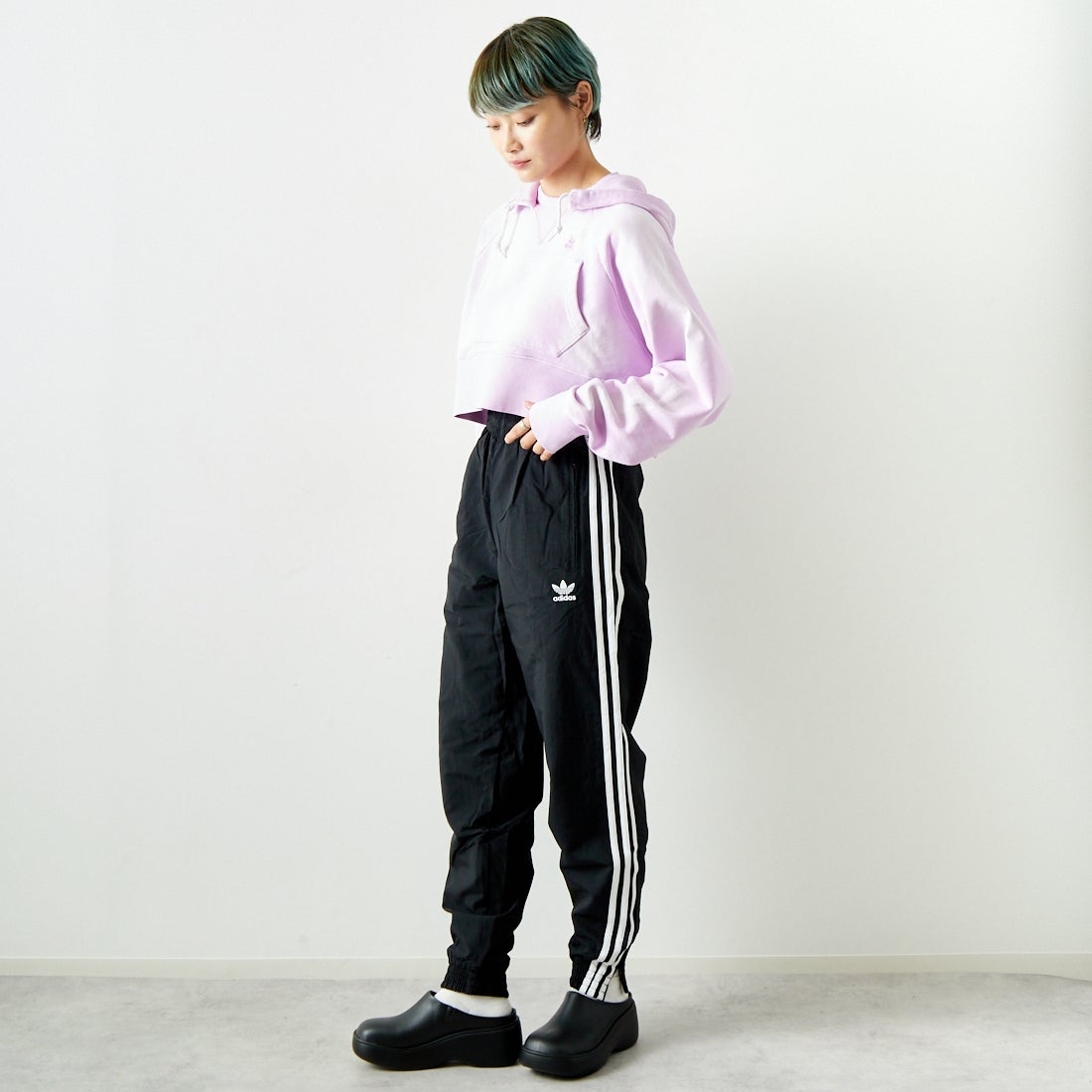 adidas Originals [アディダス オリジナルス] アディカラー ウーブン ファイヤーバードトラックパンツ [JTC69] IT2501 &&モデル身長：160cm 着用サイズ：XS&&