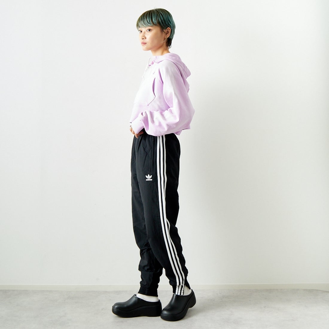 adidas Originals [アディダス オリジナルス] アディカラー ウーブン ファイヤーバードトラックパンツ [JTC69] IT2501 &&モデル身長：160cm 着用サイズ：XS&&