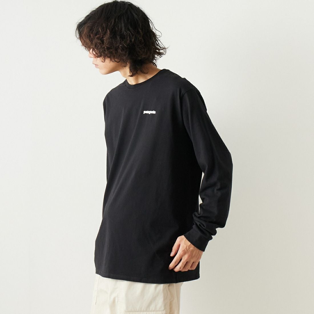 patagonia [パタゴニア] メンズ ロングスリーブ P-6ロゴ レスポンシビリティーTシャツ [38518] BLK &&モデル身長：182cm 着用サイズ：L&&