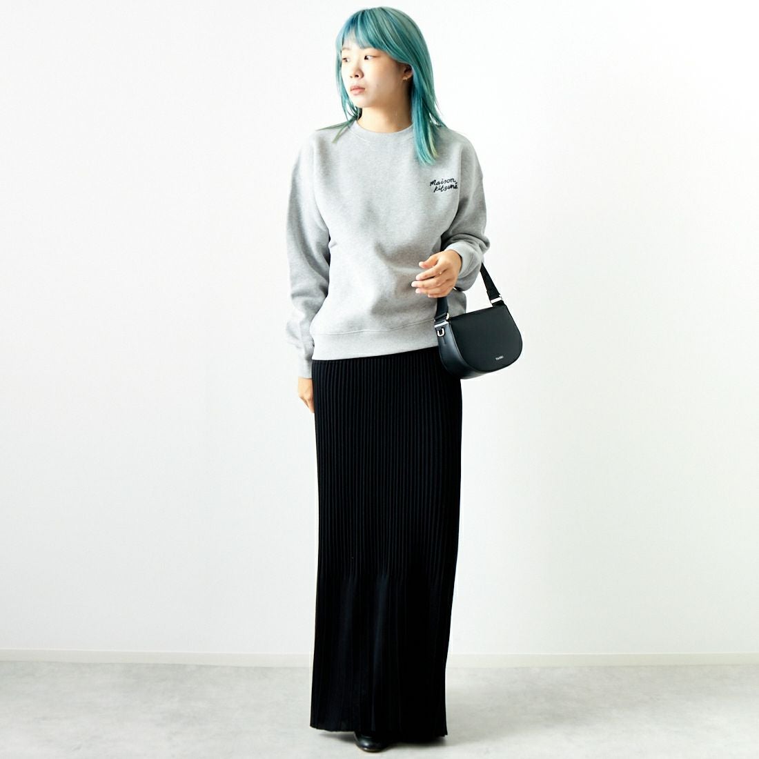 MAISON KITSUNE [メゾン キツネ] ハンドライティング コンフォートスウェットシャツ [MW00314KM0307] O121 L.GRY &&モデル身長：167cm 着用サイズ：M&&