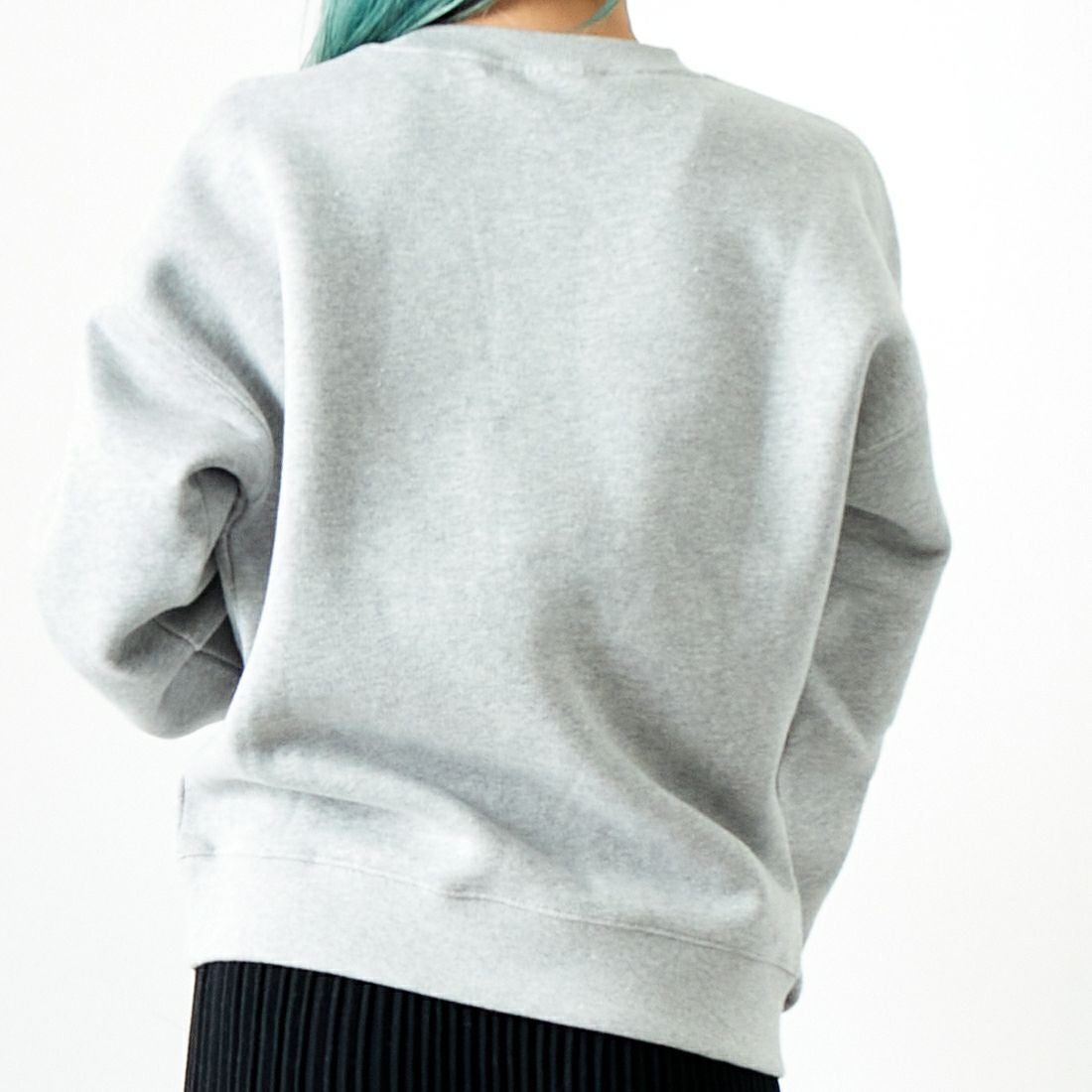 MAISON KITSUNE [メゾン キツネ] ハンドライティング コンフォートスウェットシャツ [MW00314KM0307] O121 L.GRY &&モデル身長：167cm 着用サイズ：M&&