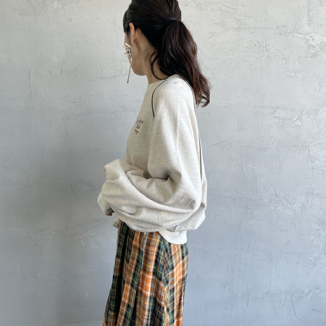 Americana × JEANS FACTORY [アメリカーナ × ジーンズファクトリー] 別注 ボリュームスリーブ ワンポイントロゴ刺繍ラグランスウェット [ASO-746-1-JF] ｵｰﾄﾐｰﾙ &&モデル身長：160cm 着用サイズ：ONE SIZE&&