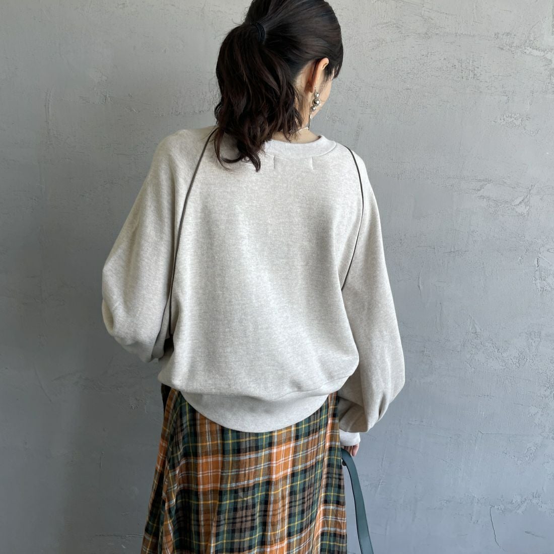 Americana × JEANS FACTORY [アメリカーナ × ジーンズファクトリー] 別注 ボリュームスリーブ ワンポイントロゴ刺繍ラグランスウェット [ASO-746-1-JF] ｵｰﾄﾐｰﾙ &&モデル身長：160cm 着用サイズ：ONE SIZE&&