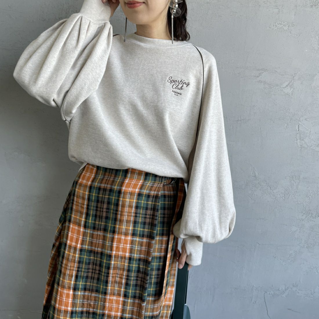 Americana × JEANS FACTORY [アメリカーナ × ジーンズファクトリー] 別注 ボリュームスリーブ ワンポイントロゴ刺繍ラグランスウェット [ASO-746-1-JF] ｵｰﾄﾐｰﾙ &&モデル身長：160cm 着用サイズ：ONE SIZE&&