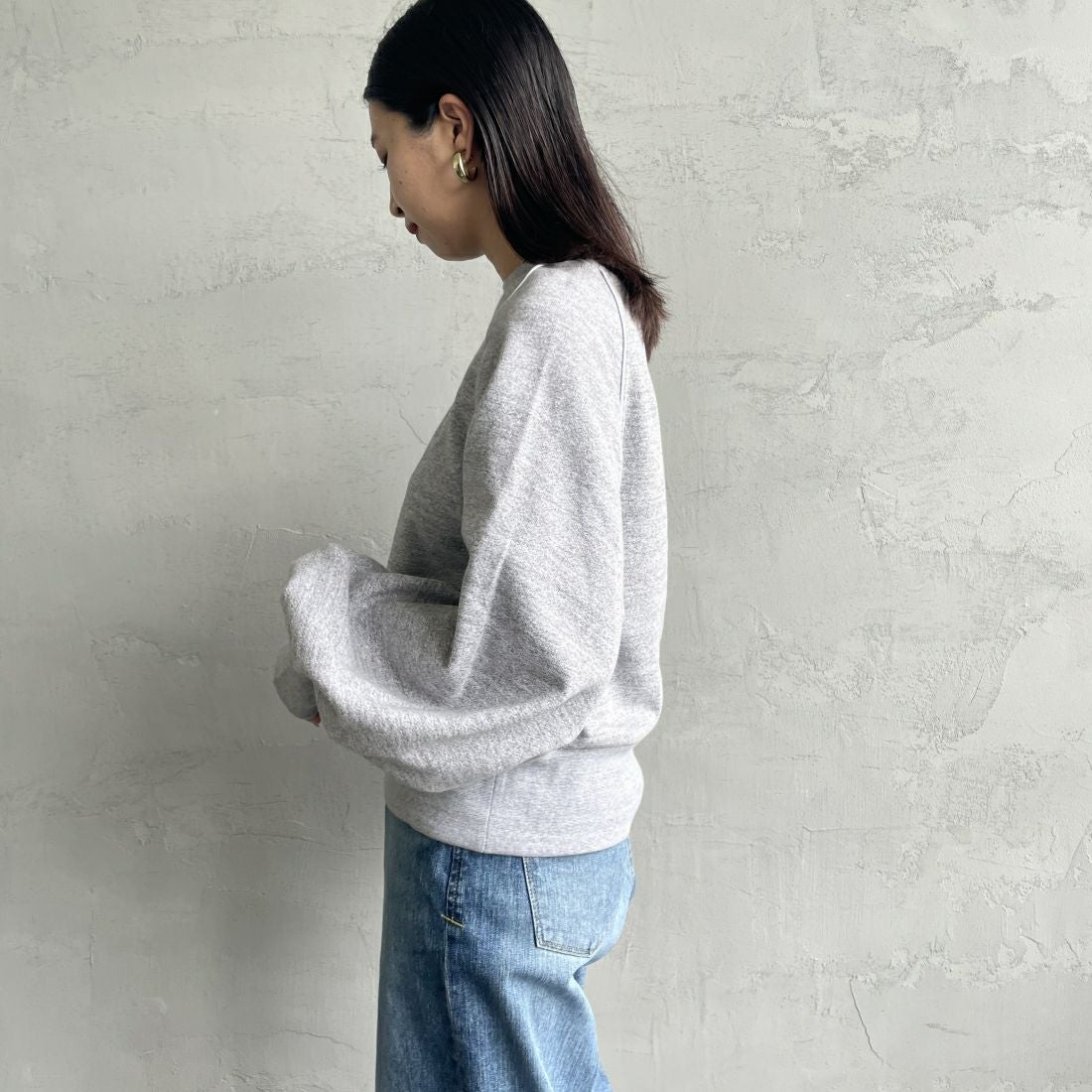 Americana × JEANS FACTORY [アメリカーナ × ジーンズファクトリー] 別注 ボリュームスリーブ ワンポイントロゴ刺繍ラグランスウェット [ASO-746-1-JF] ﾓｸｸﾞﾚｰ &&モデル身長：163cm 着用サイズ：ONE SIZE&&