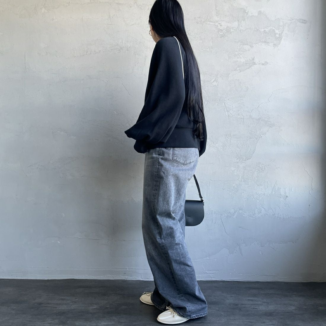 Americana × JEANS FACTORY [アメリカーナ × ジーンズファクトリー] 別注 ボリュームスリーブ ワンポイントロゴ刺繍ラグランスウェット [ASO-746-1-JF] ﾌﾞﾗｯｸ &&モデル身長：156cm 着用サイズ：ONE SIZE&&