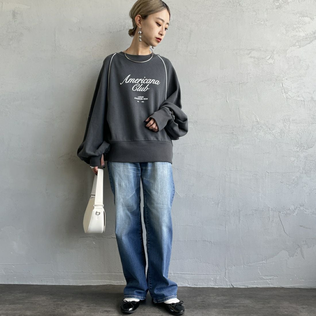 Americana × JEANS FACTORY [アメリカーナ × ジーンズファクトリー] 別注 ボリュームスリーブ ロゴプリントラグランスウェット [ASO-746-2-JF] ﾁｬｺｰﾙ &&モデル身長：150cm 着用サイズ：ONE SIZE&&