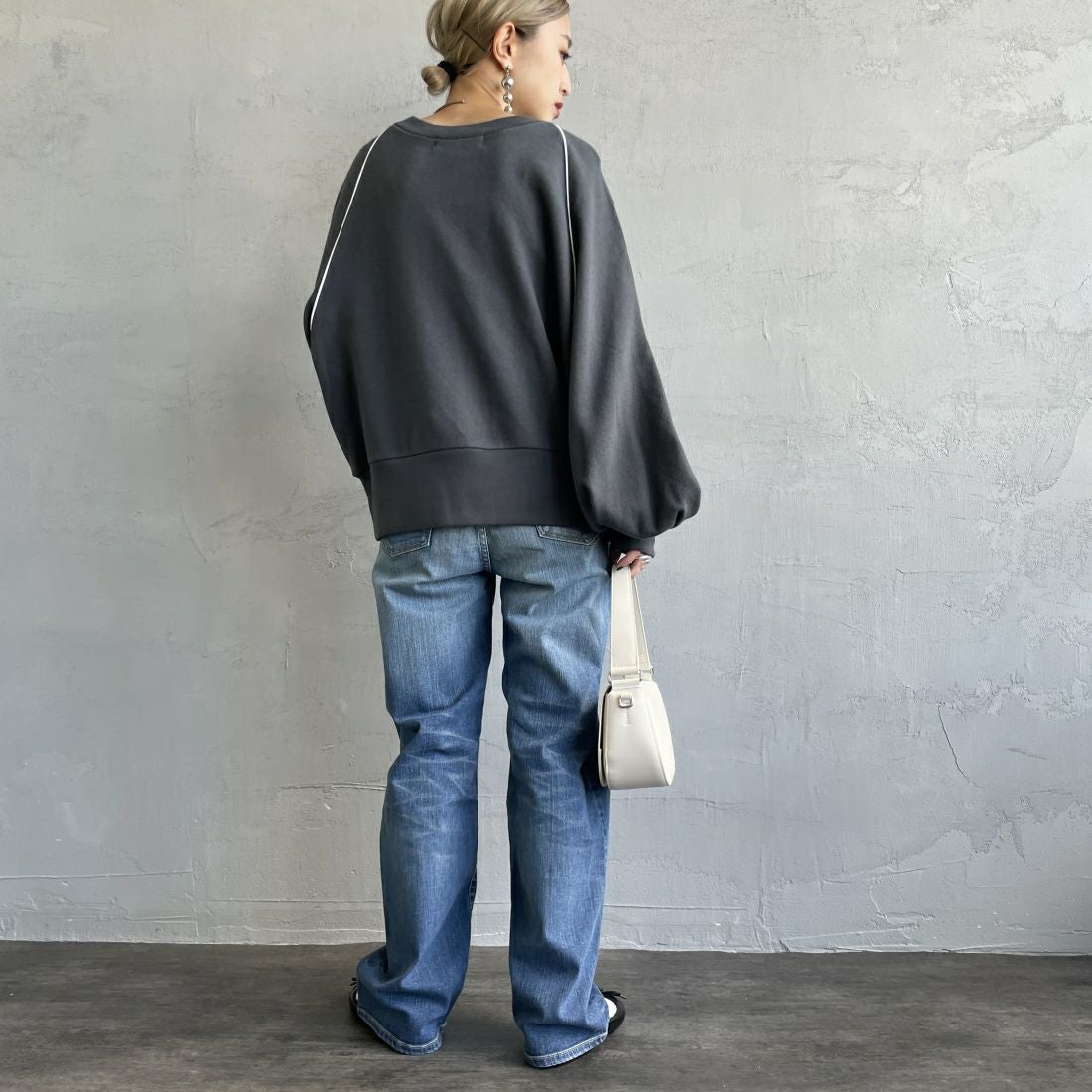 Americana × JEANS FACTORY [アメリカーナ × ジーンズファクトリー] 別注 ボリュームスリーブ ロゴプリントラグランスウェット [ASO-746-2-JF] ﾁｬｺｰﾙ &&モデル身長：150cm 着用サイズ：ONE SIZE&&