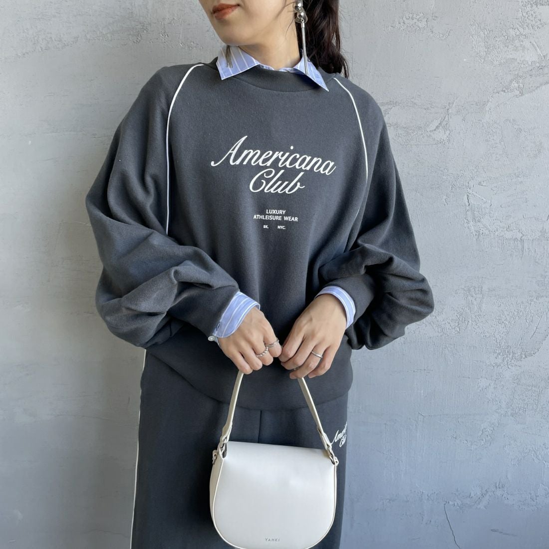 Americana × JEANS FACTORY [アメリカーナ × ジーンズファクトリー] 別注 ボリュームスリーブ ロゴプリントラグランスウェット [ASO-746-2-JF] ﾁｬｺｰﾙ &&モデル身長：160cm 着用サイズ：ONE SIZE&&