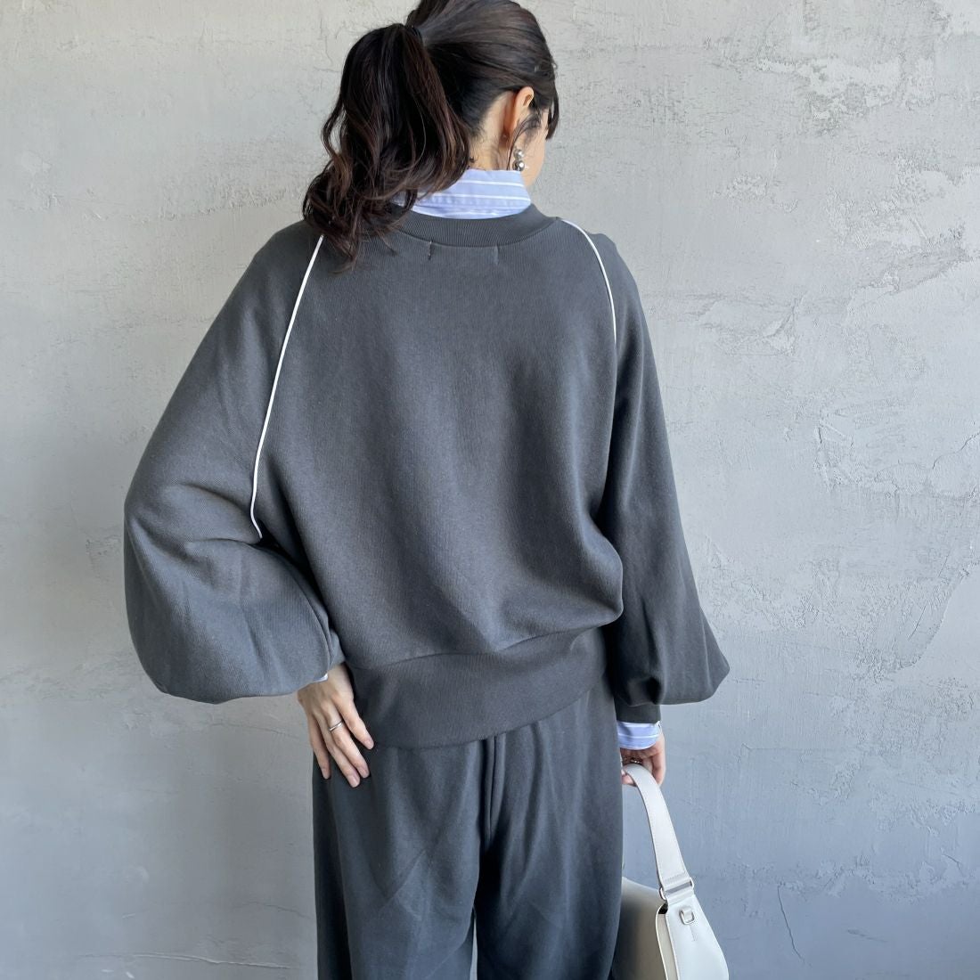 Americana × JEANS FACTORY [アメリカーナ × ジーンズファクトリー] 別注 ボリュームスリーブ ロゴプリントラグランスウェット [ASO-746-2-JF] ﾁｬｺｰﾙ &&モデル身長：160cm 着用サイズ：ONE SIZE&&