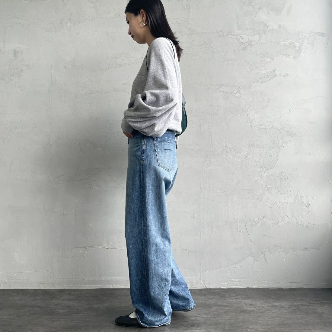 Americana × JEANS FACTORY [アメリカーナ × ジーンズファクトリー] 別注 ボリュームスリーブ ロゴプリントラグランスウェット [ASO-746-2-JF] ﾓｸｸﾞﾚｰ &&モデル身長：163cm 着用サイズ：ONE SIZE&&