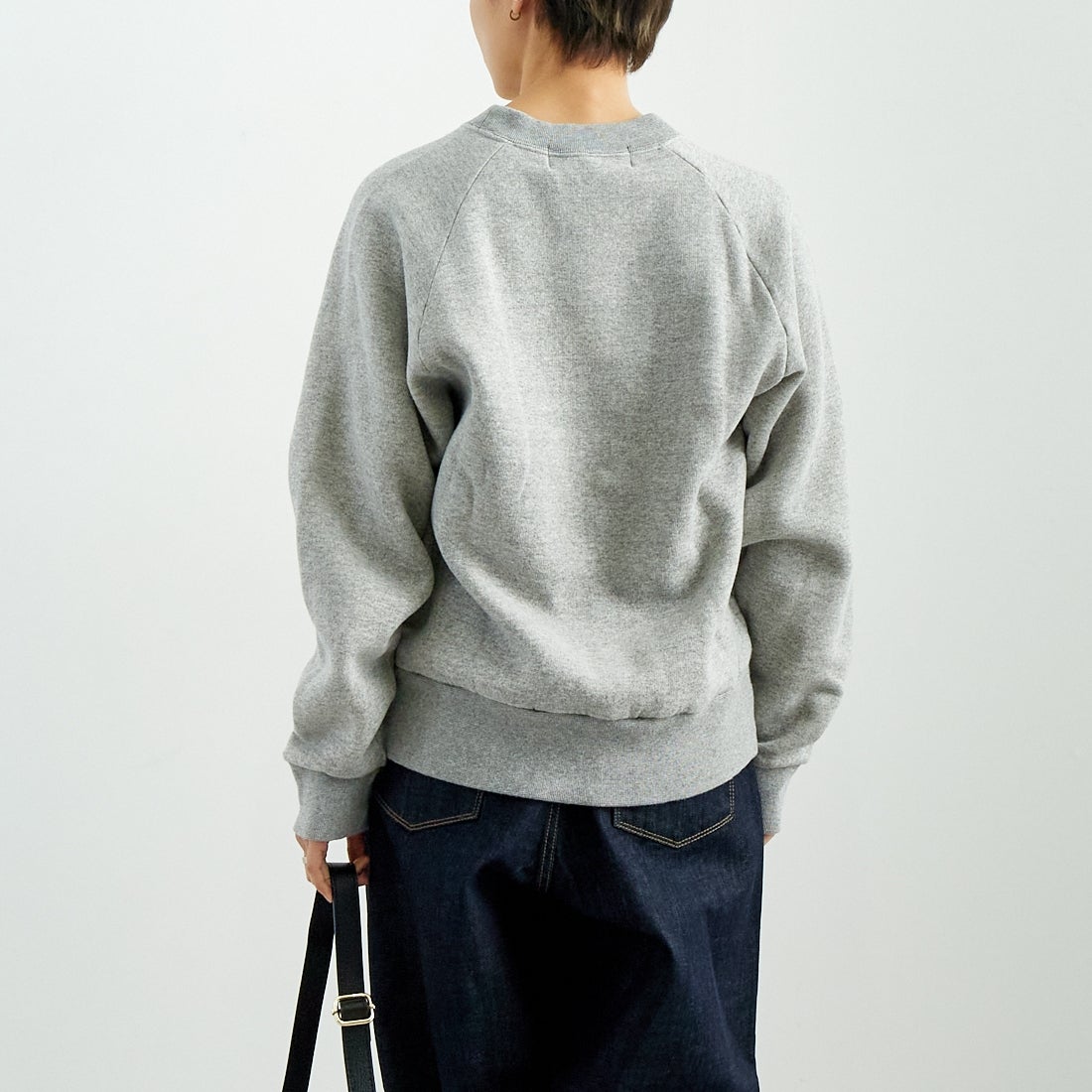 THE SHINZONE [ザ シンゾーン] コモンスウェットシャツ [22AMSCU01] 06 GRAY &&モデル身長：160cm 着用サイズ：F0&&