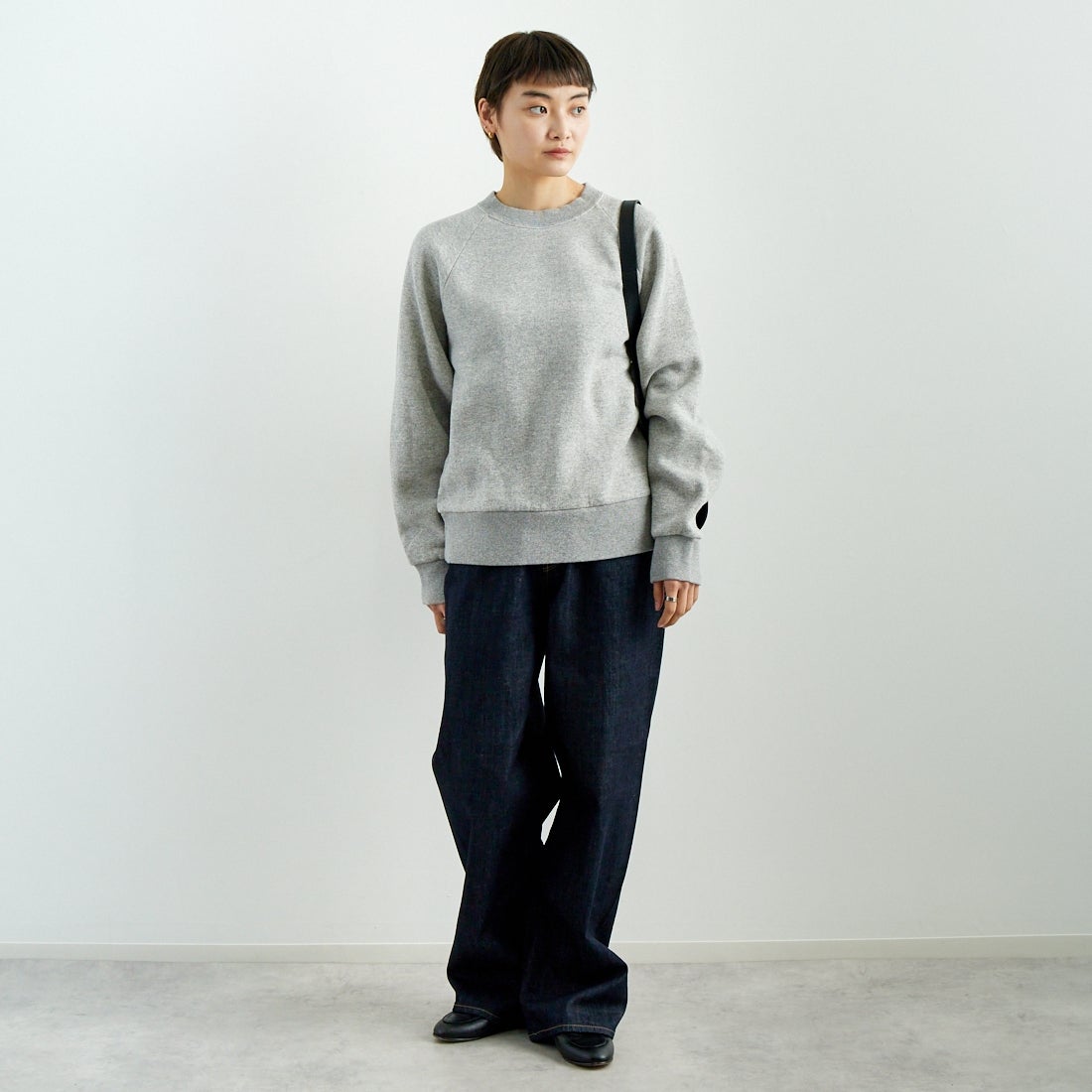 THE SHINZONE [ザ シンゾーン] コモンスウェットシャツ [22AMSCU01] 06 GRAY &&モデル身長：160cm 着用サイズ：F0&&