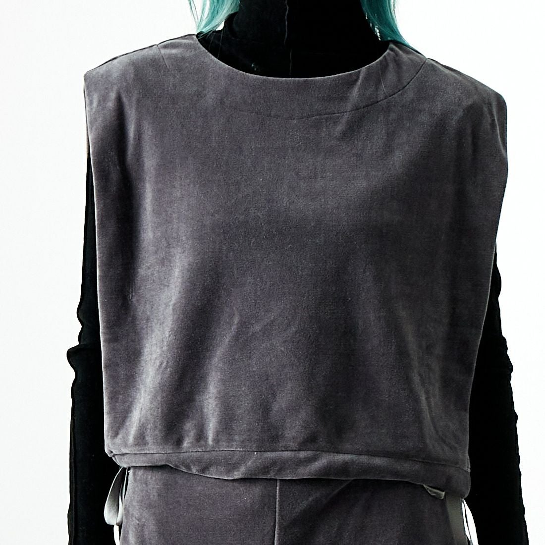 me. [ミードット] コットンベロア サイドリボンベスト [ME-24304] 285 GRAY &&モデル身長：167cm 着用サイズ：F&&