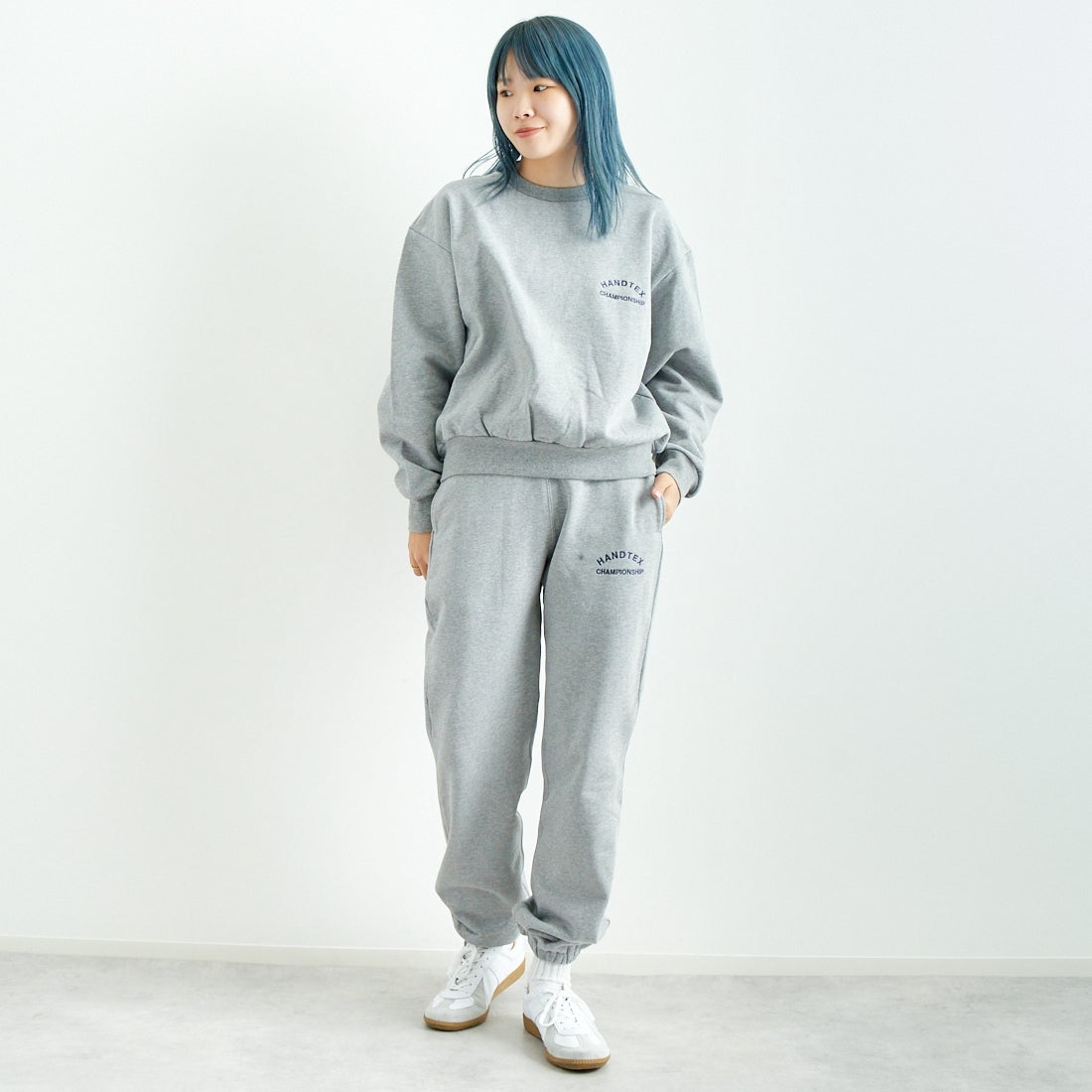 HANDTEX [ハンドテックス] 別注 スポーツクラブスウェット [HT12-CST-IN4-JF] TENNIS GRE &&モデル身長：167cm 着用サイズ：F&&