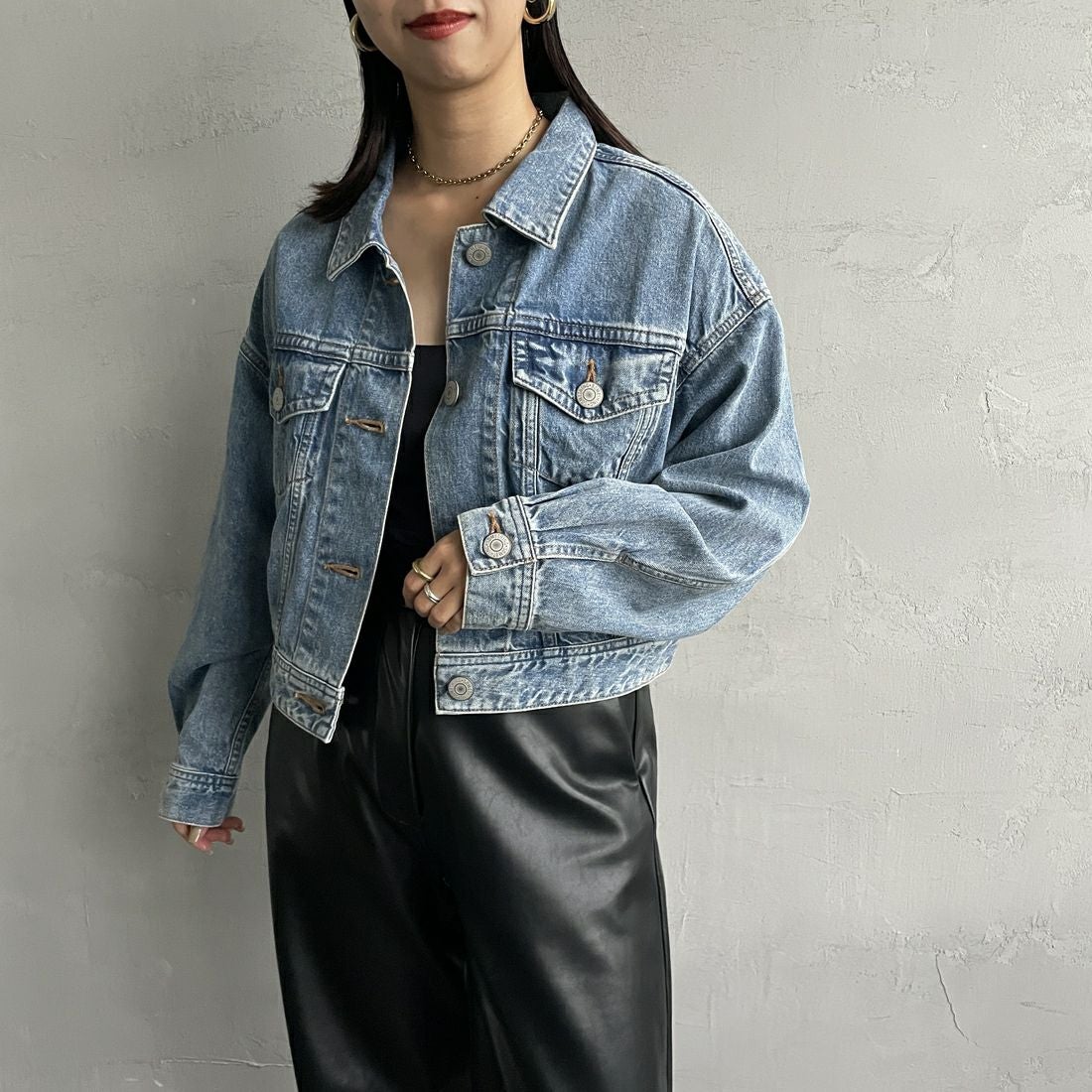 SOMETHING [サムシング] デニムジャケット [ST117] 98 L.BLUE &&モデル身長：163cm 着用サイズ：F&&