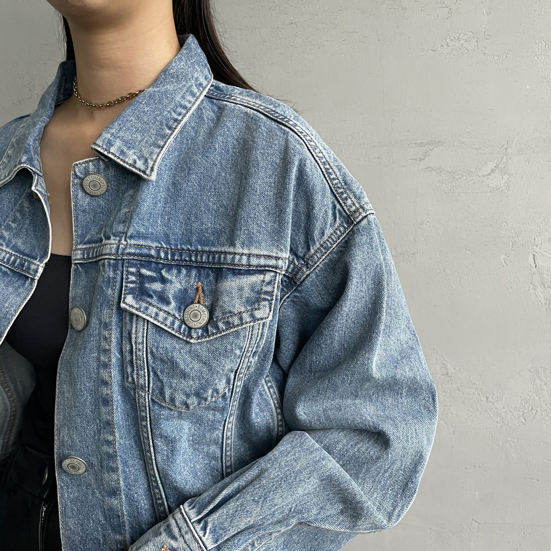 SOMETHING [サムシング] デニムジャケット [ST117] 98 L.BLUE &&モデル身長：163cm 着用サイズ：F&&