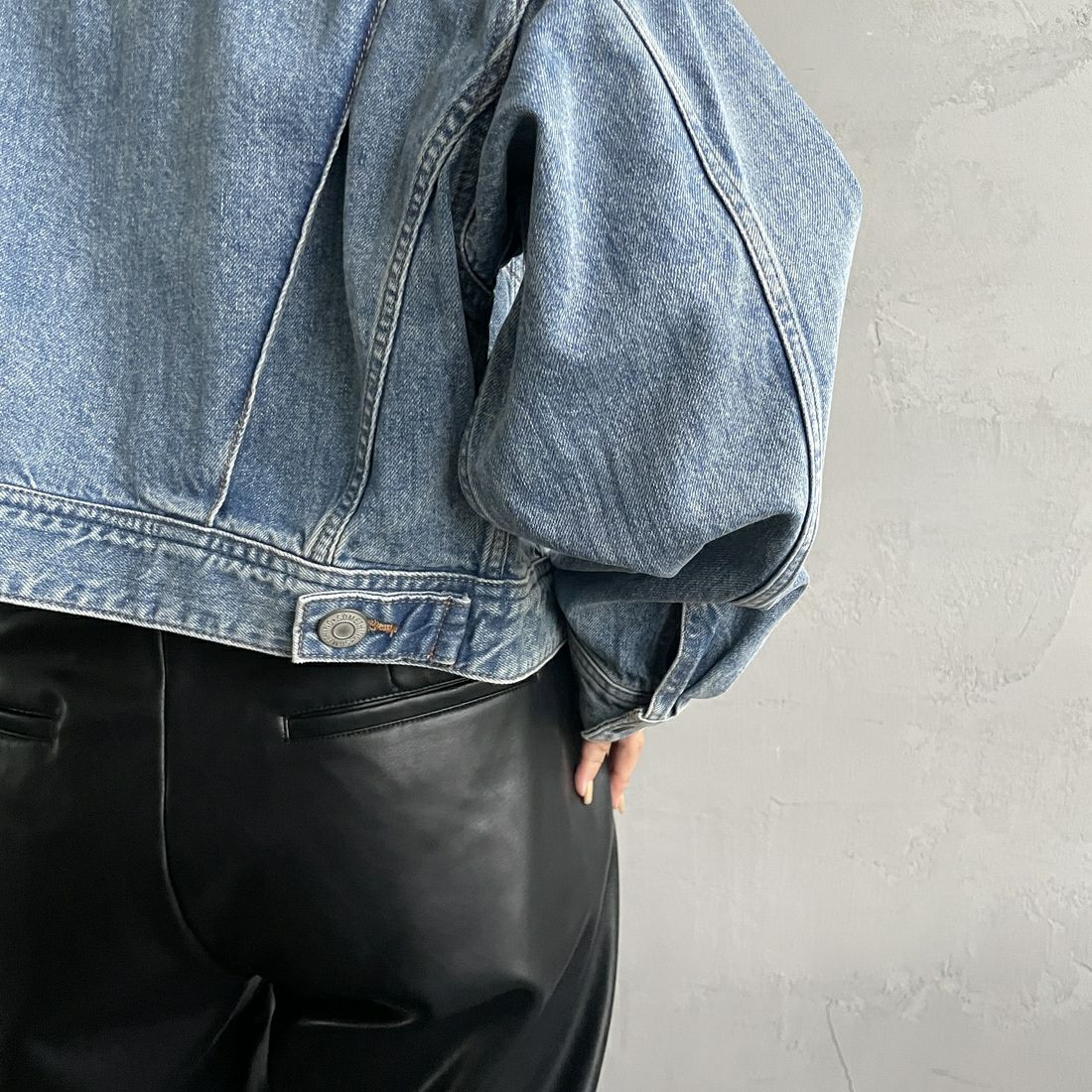 SOMETHING [サムシング] デニムジャケット [ST117] 98 L.BLUE &&モデル身長：163cm 着用サイズ：F&&