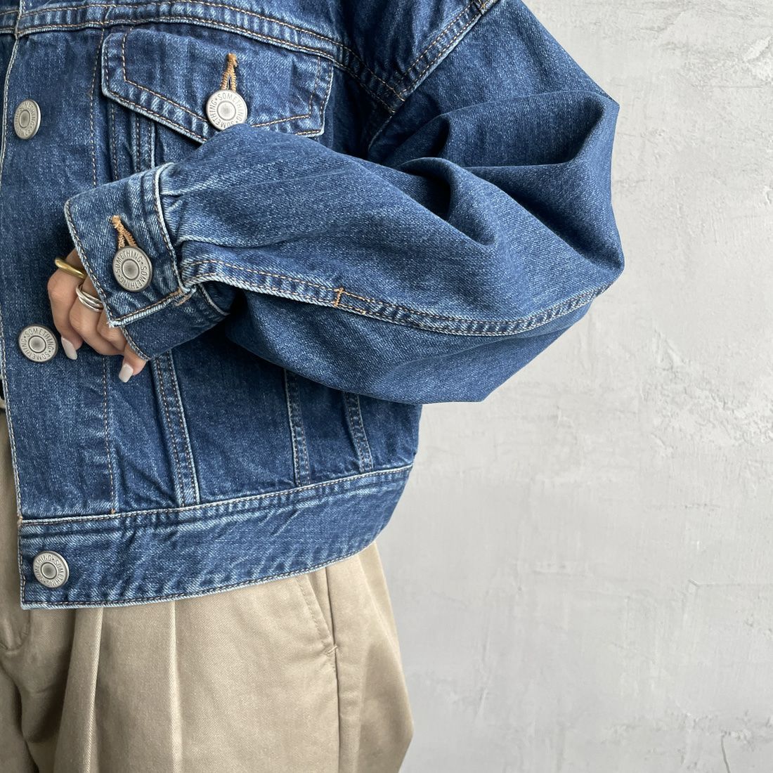 SOMETHING [サムシング] ビッグディティール デニムジャケット [ST118] 92 M.BLUE &&モデル身長：163cm 着用サイズ：F&&