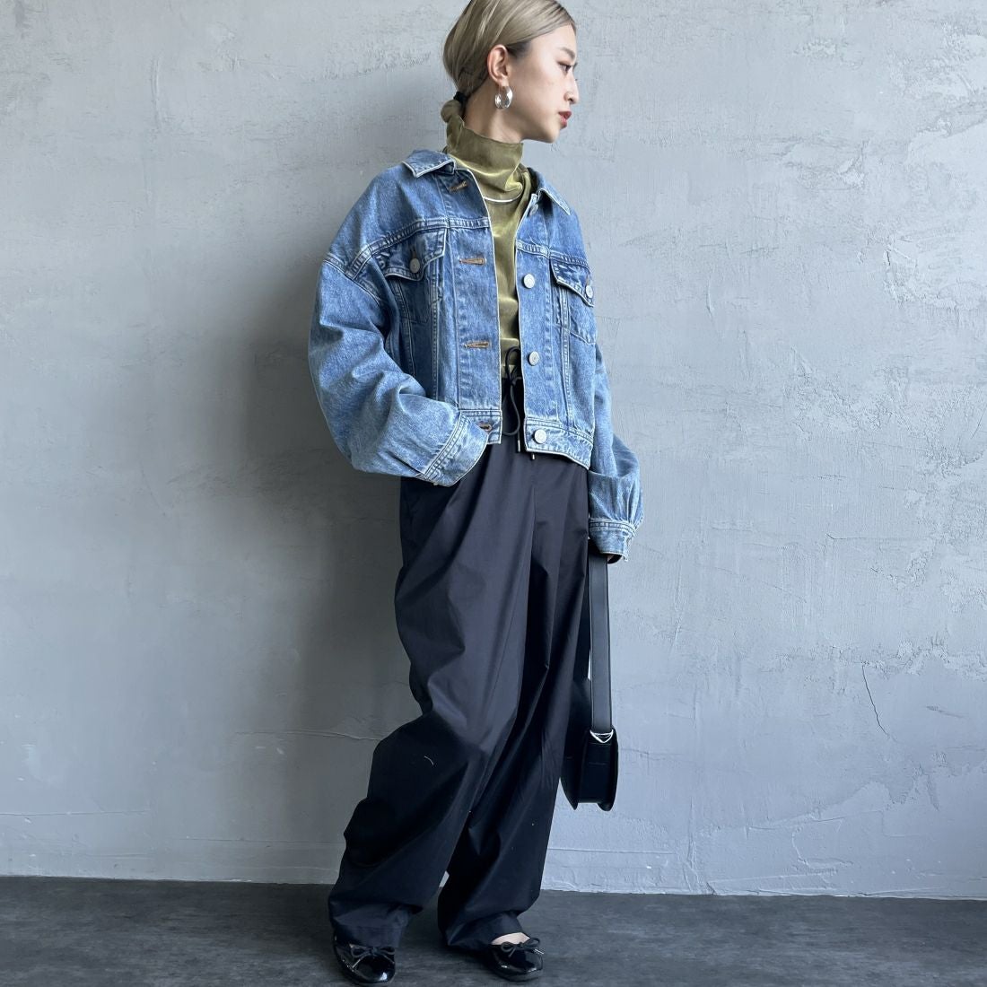 SOMETHING [サムシング] ビッグディティール デニムジャケット [ST118] 98 L.BLUE &&モデル身長：150cm 着用サイズ：F&&