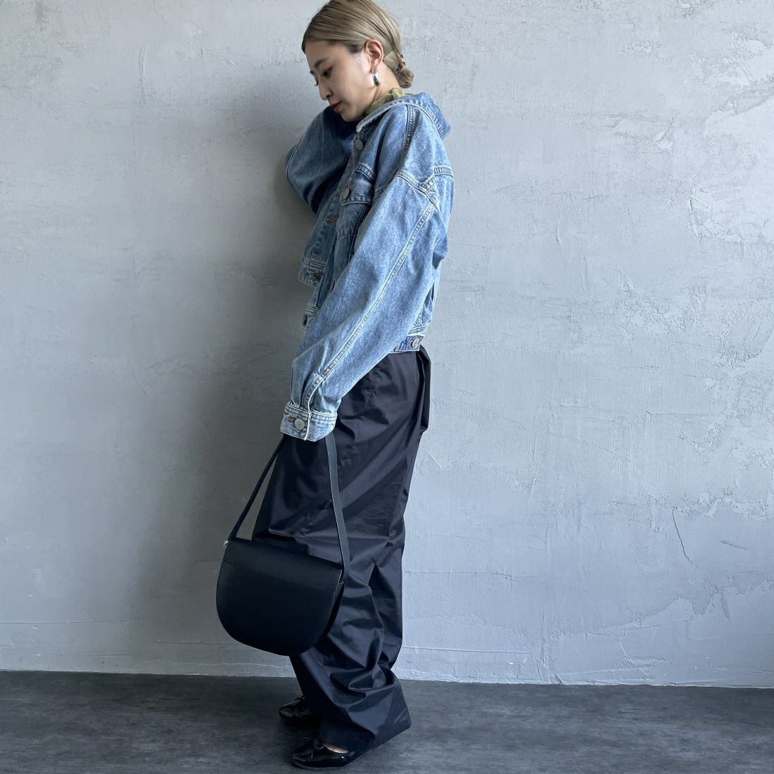 SOMETHING [サムシング] ビッグディティール デニムジャケット [ST118] 98 L.BLUE &&モデル身長：150cm 着用サイズ：F&&