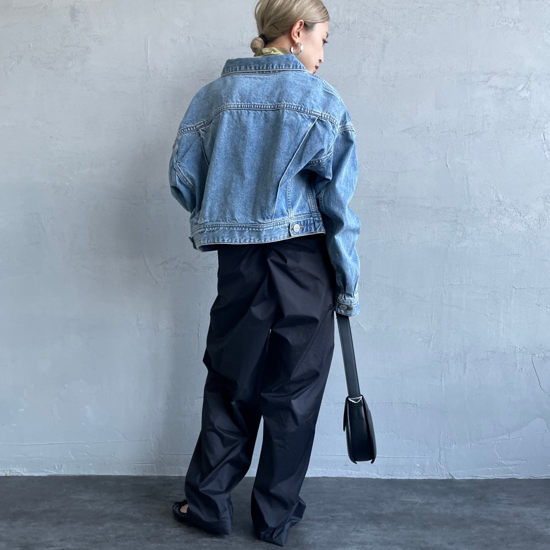 SOMETHING [サムシング] ビッグディティール デニムジャケット [ST118] 98 L.BLUE &&モデル身長：150cm 着用サイズ：F&&