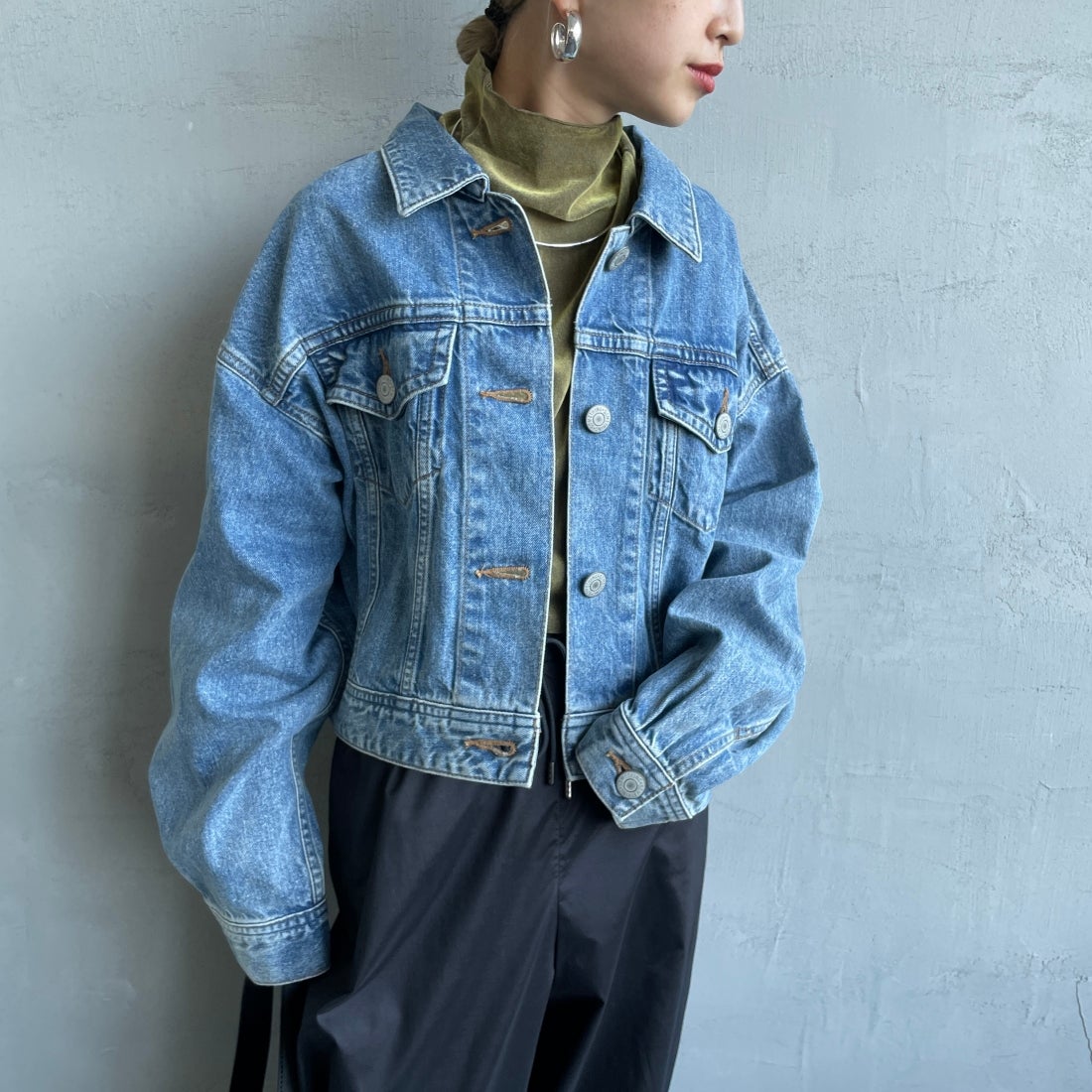 SOMETHING [サムシング] ビッグディティール デニムジャケット [ST118] 98 L.BLUE &&モデル身長：150cm 着用サイズ：F&&