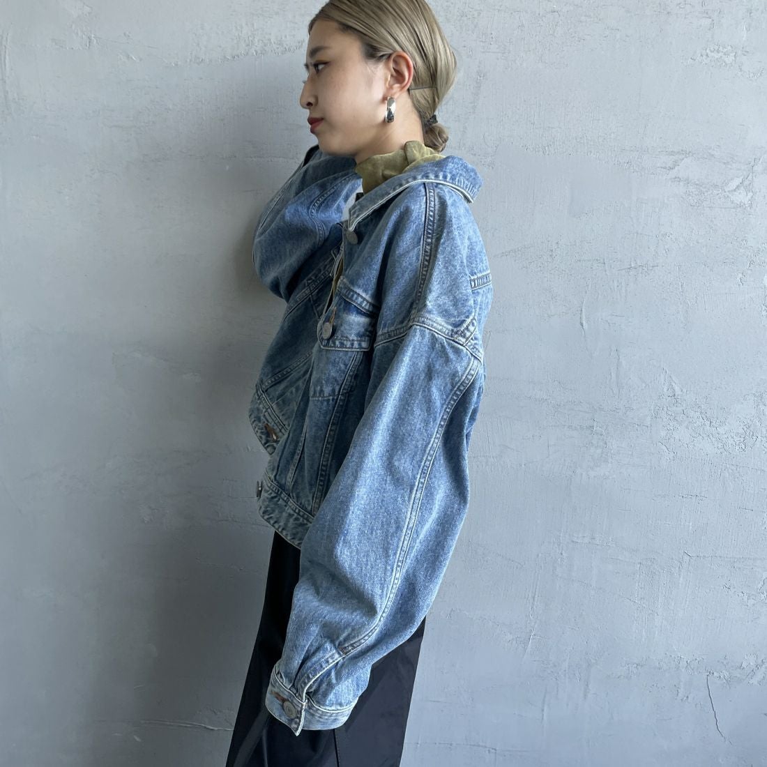 SOMETHING [サムシング] ビッグディティール デニムジャケット [ST118] 98 L.BLUE &&モデル身長：150cm 着用サイズ：F&&