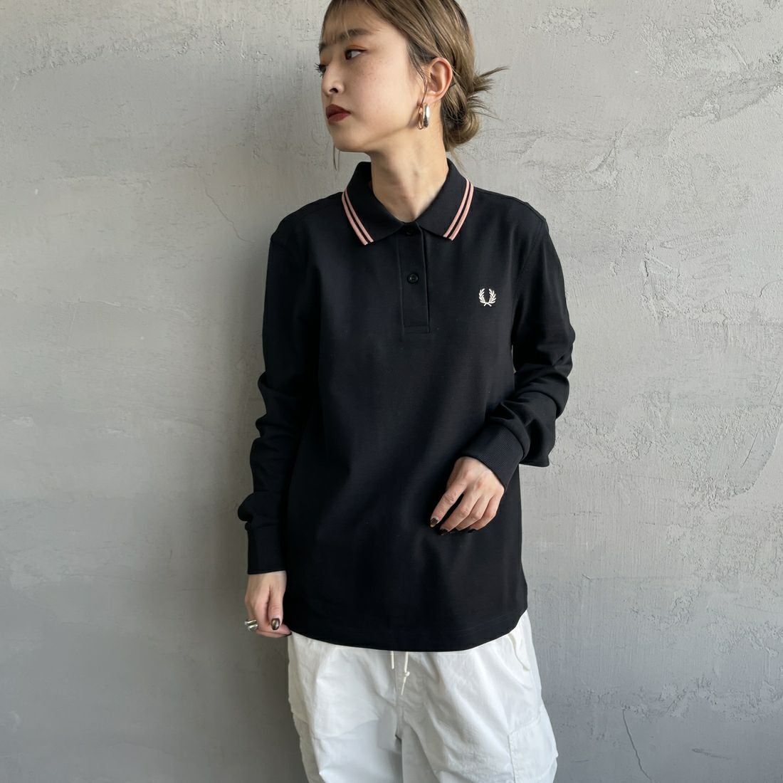 FRED PERRY [フレッドペリー] ツインティップライン ロングスリーブポロシャツ [G3636] Z79 BLK/BL &&モデル身長：150cm 着用サイズ：10&&