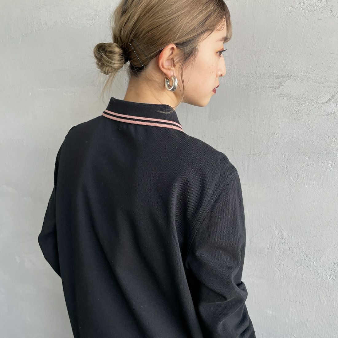 FRED PERRY [フレッドペリー] ツインティップライン ロングスリーブポロシャツ [G3636] Z79 BLK/BL &&モデル身長：150cm 着用サイズ：10&&