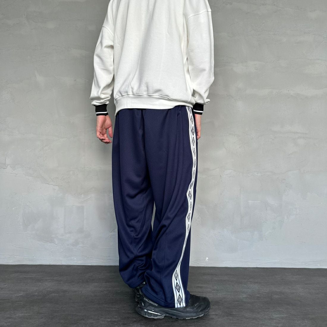 umbro [アンブロ] 別注 トラックパンツ [KBT58-NK-PT5-JF] NAVY &&モデル身長：168cm 着用サイズ：L&&