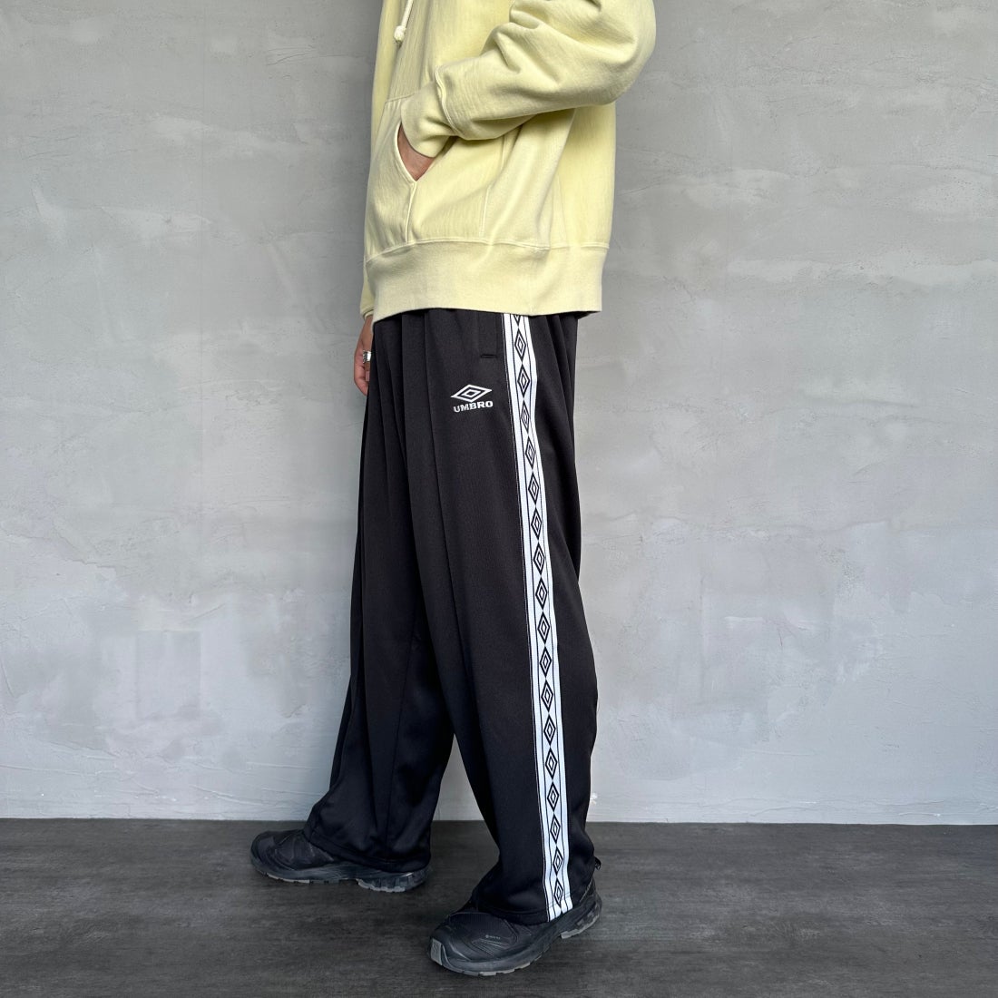 umbro [アンブロ] 別注 トラックパンツ [KBT58-NK-PT5-JF] BLACK &&モデル身長：179cm 着用サイズ：L&&