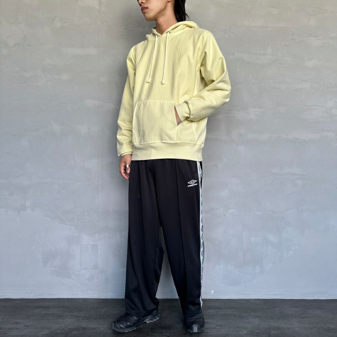 umbro [アンブロ] 別注 トラックパンツ [KBT58-NK-PT5-JF] BLACK &&モデル身長：179cm 着用サイズ：L&&