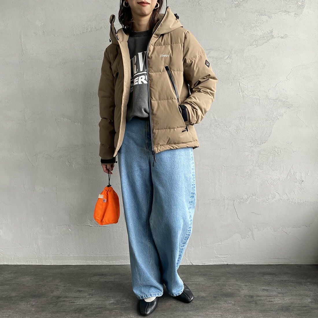 JEANSFACTORY × NANGA [ジーンズファクトリー × ナンガ] 別注 HINOC ダウンジャケット [JMP-244-023] BEIGE &&モデル身長：163cm 着用サイズ：XS&&