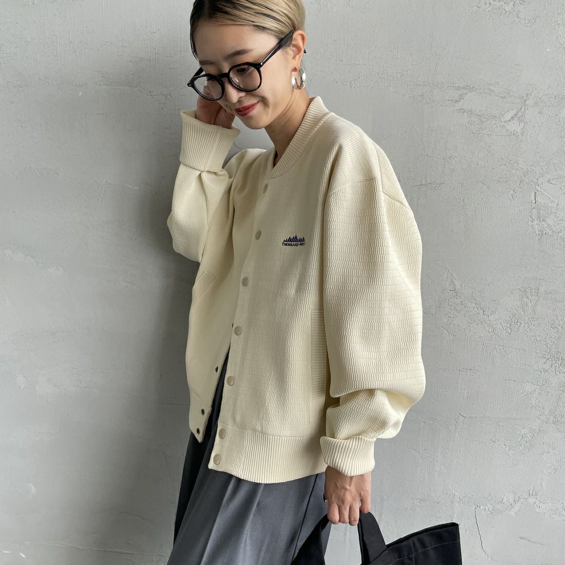 THOUSAND MILE [サウザンド マイル] 別注 ハニカムニットブルゾン [TM242PK50340-JF] 01 KINARI&&モデル身長：150cm 着用サイズ：F&&