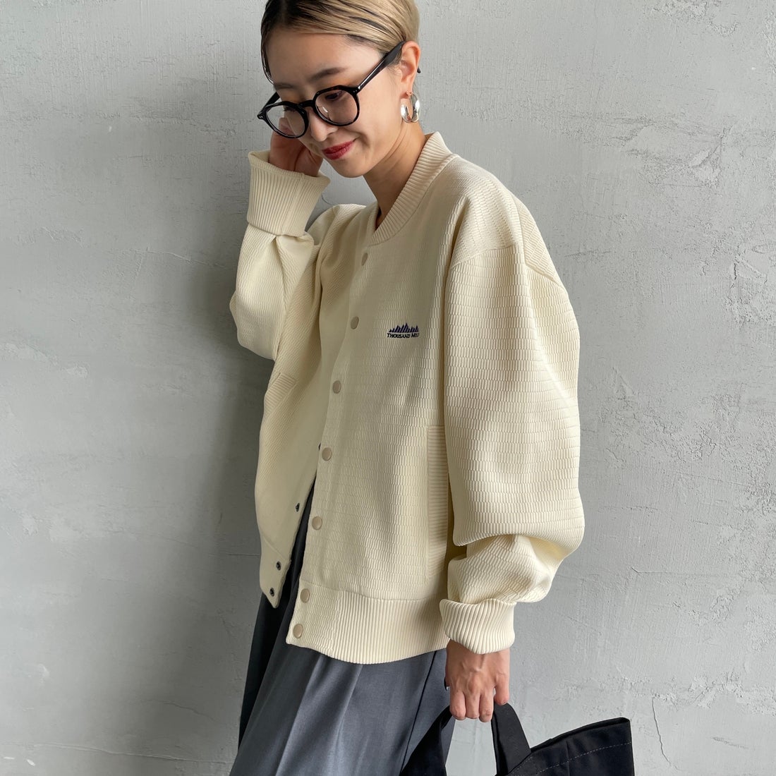 THOUSAND MILE [サウザンド マイル] 別注 ハニカムニットブルゾン [TM242PK50340-JF] 01 KINARI&&モデル身長：150cm 着用サイズ：F&&