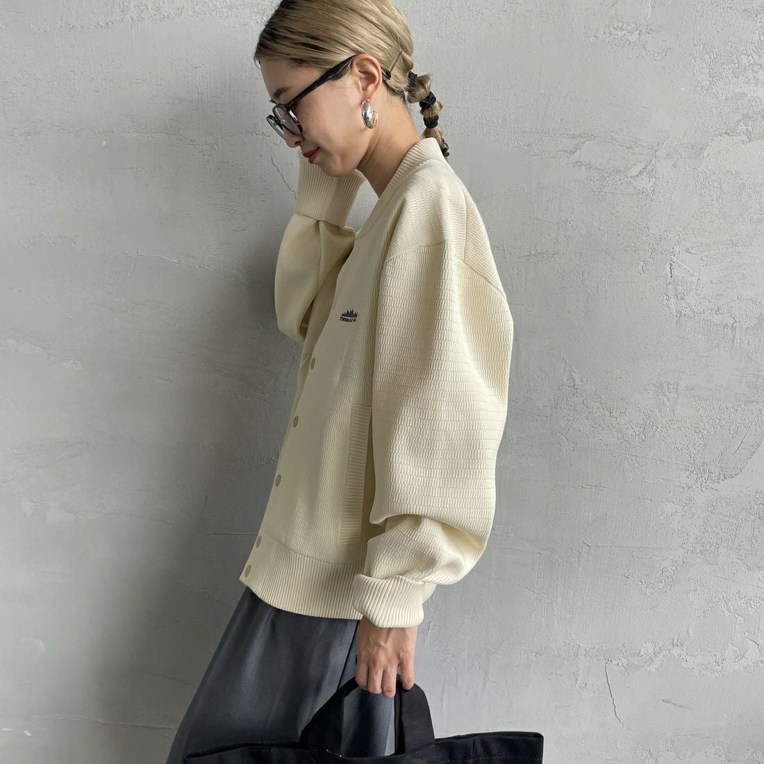 THOUSAND MILE [サウザンド マイル] 別注 ハニカムニットブルゾン [TM242PK50340-JF] 01 KINARI&&モデル身長：150cm 着用サイズ：F&&