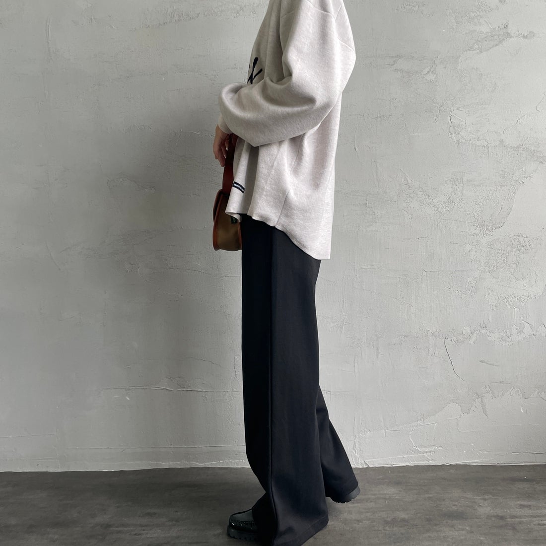 UNIVERSAL OVERALL [ユニバーサルオーバーオール] 別注 ポンチスウェットイージーパンツ [U2422601IN-JF] BLACK &&モデル身長：160cm 着用サイズ：M&&